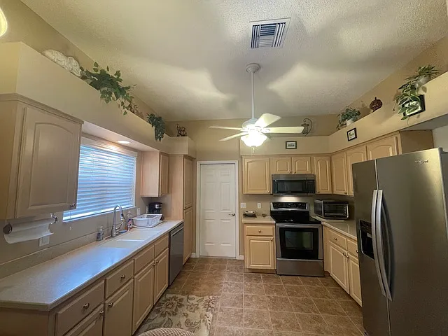323 Chula Vista Ave — Photo 10