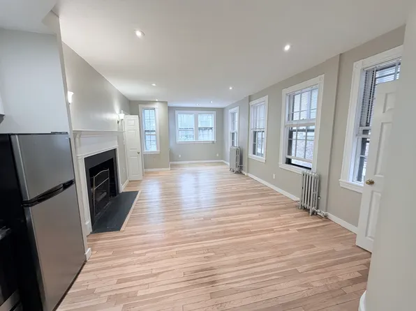 82 Phillips St, Boston, MA