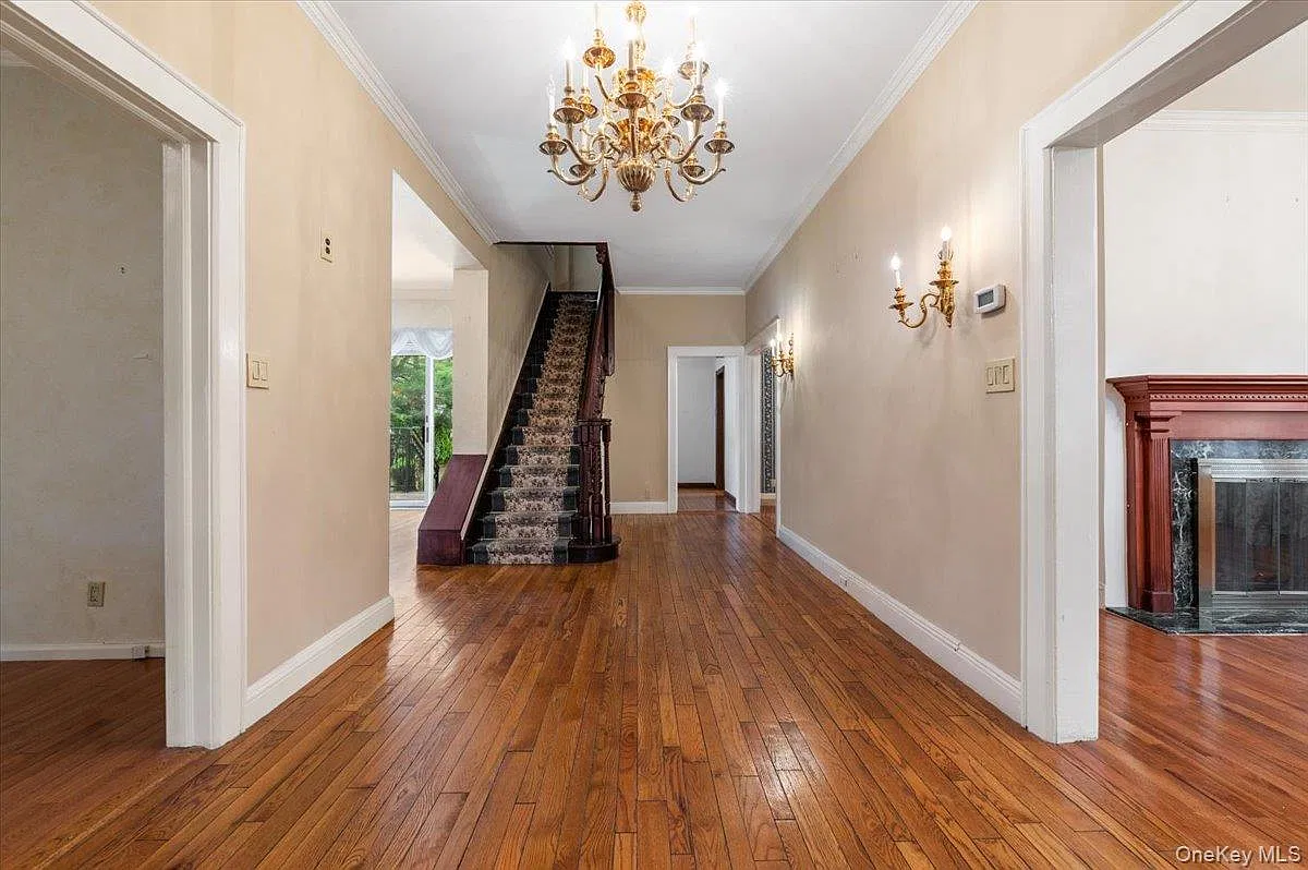 5 bed, 5.0 bath, 4561 sqft, $10,000 — Photo 3