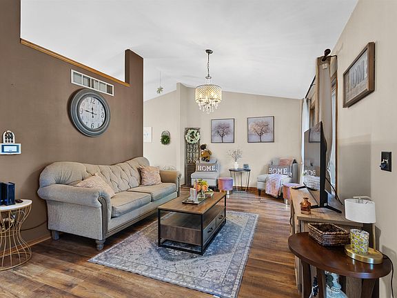 2nd image of 5 Waywood Cir