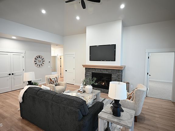 5th image of 1907 Community Loop