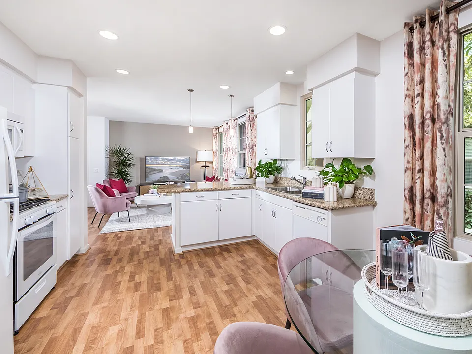 Woodbury Court Apartment Homes