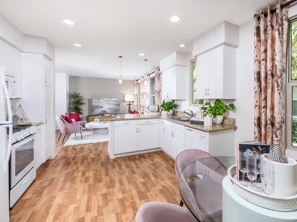 Woodbury Court Apartment Homes