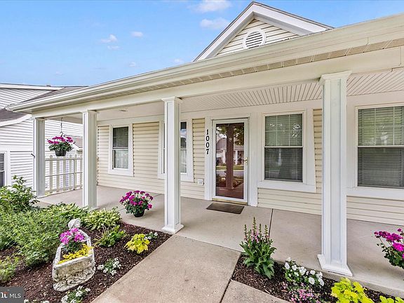 2nd image of 1007 Parade Ln