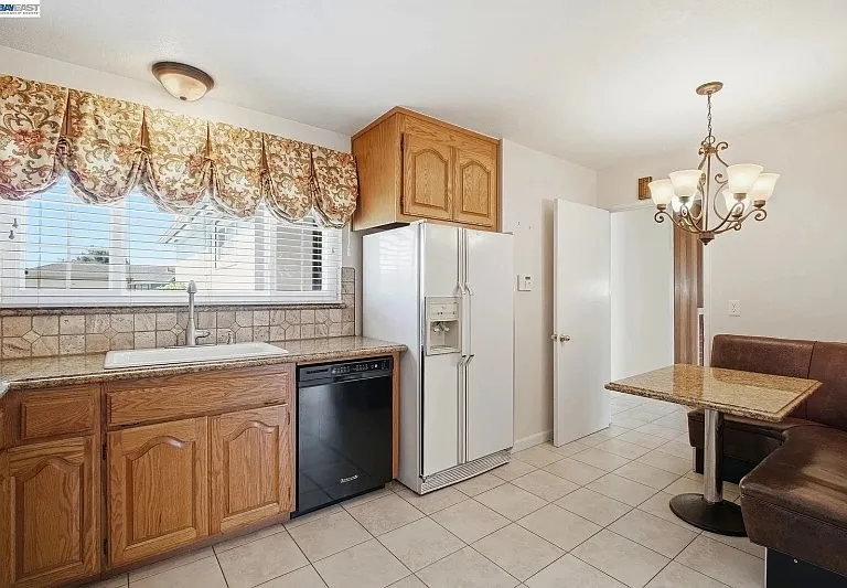 930 Castle St — Photo 11