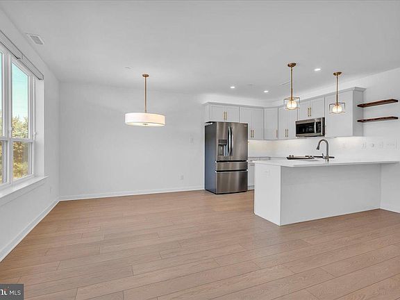 5th image of 904 Riverplace Dr