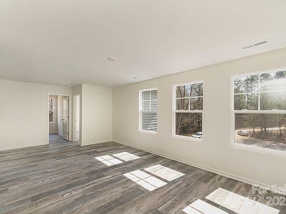 5th image of 418 Wintergreen Ct