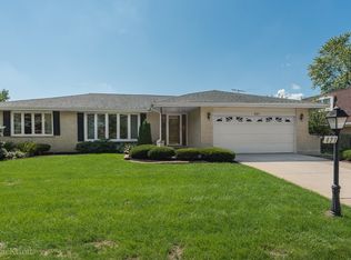 421 Honey Locust Ln, Willowbrook, IL