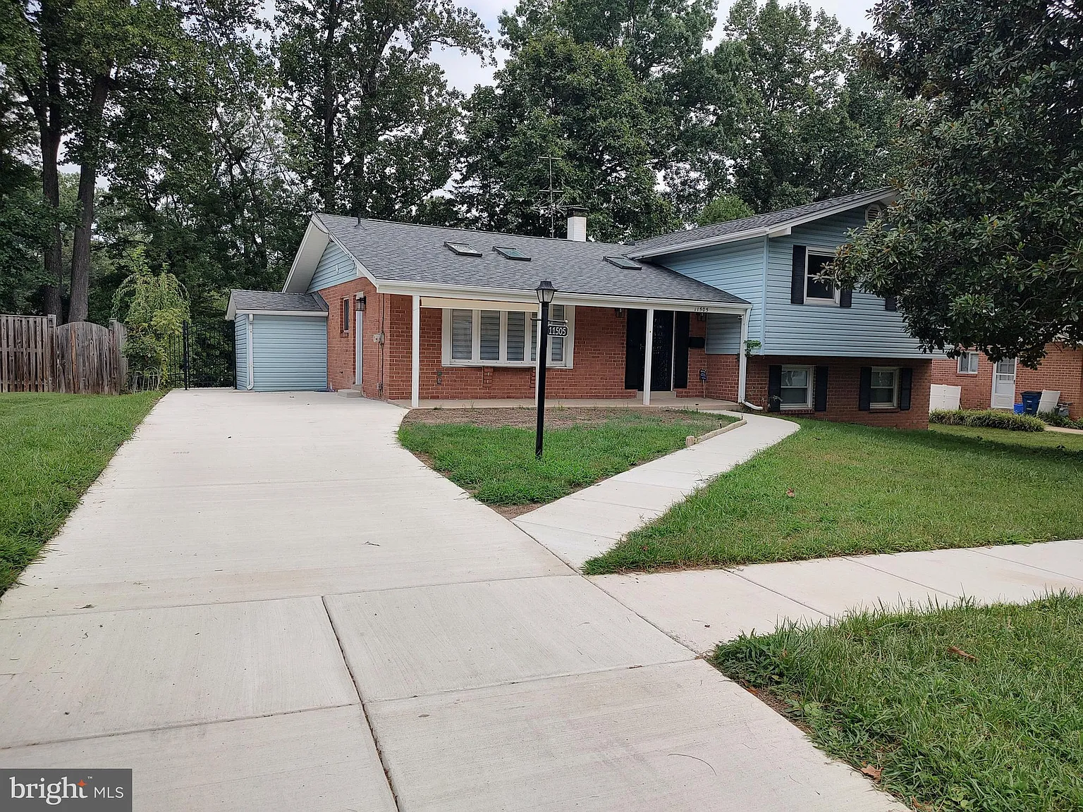 5 bed, 2.5 bath, 2292 sqft, $4,250 — Photo 2