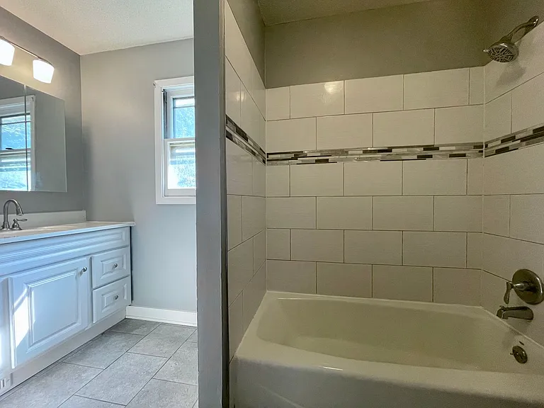 249 Winifred St E — Photo 3