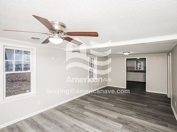 492555_003_living_room_14189118.jpg