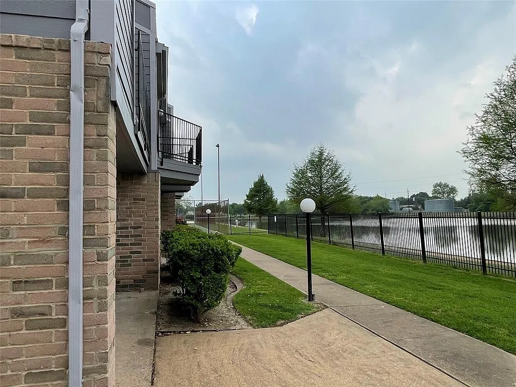 2 bed, 2.0 bath, 1122 sqft, $1,700 — Photo 1