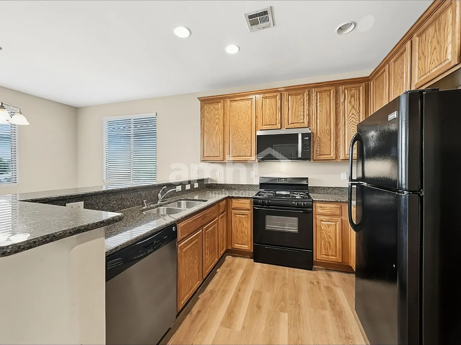3 bed, 2.5 bath, 1609 sqft, $2,160 — Photo 3