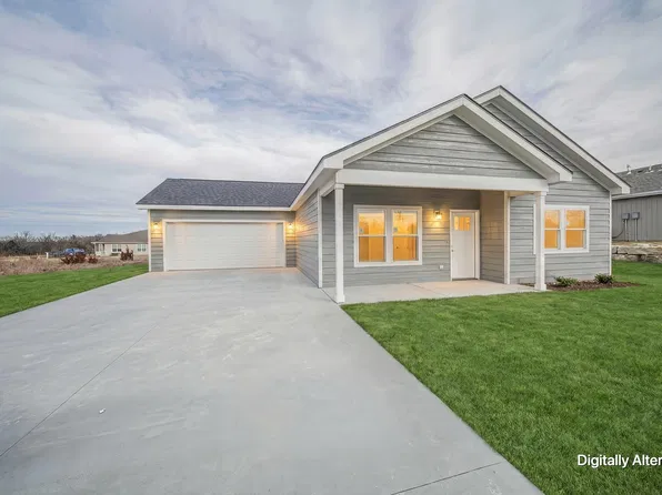 2020 Tanager Ct, Junction City, KS 66441