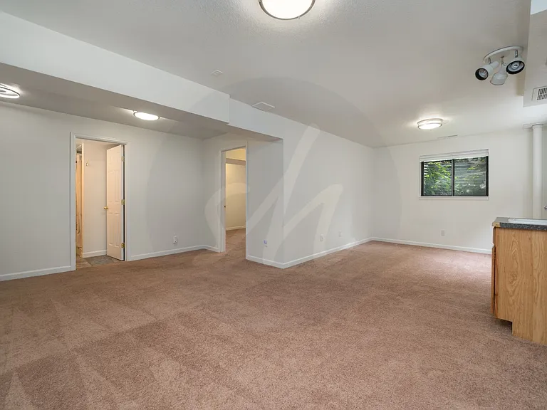565 Wycliffe Dr — Photo 17