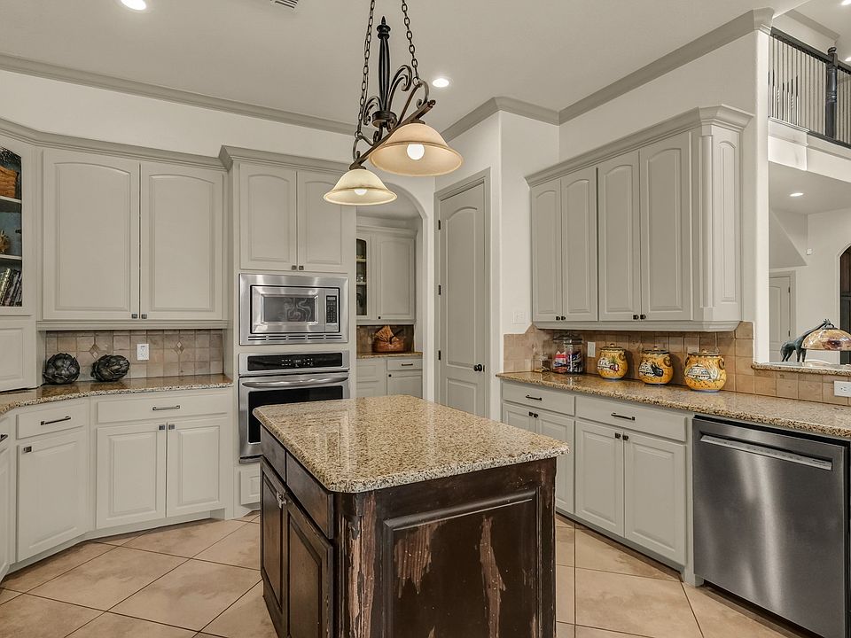 1st image of 917 Crown Valley Dr