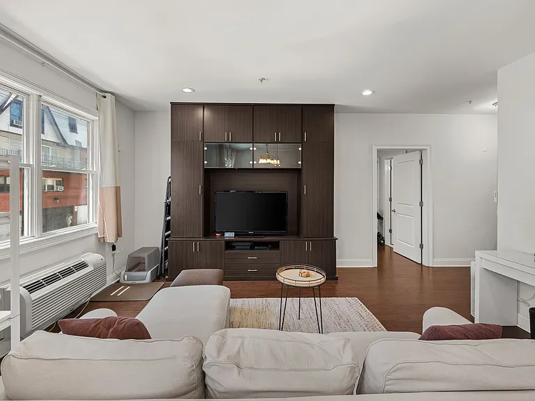 140 36th St #204 — Photo 12
