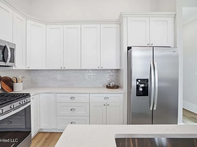 254 Caillavet St — Photo 18