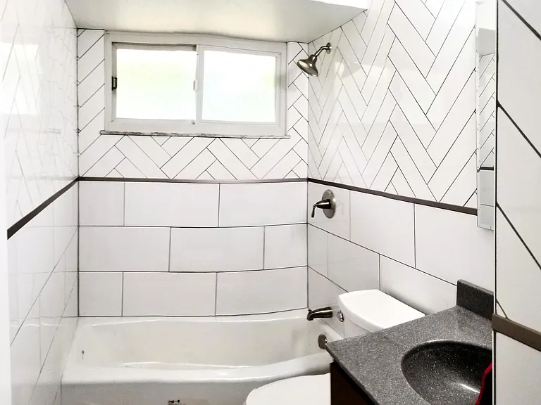 1649 Twin Oaks Dr — Photo 2