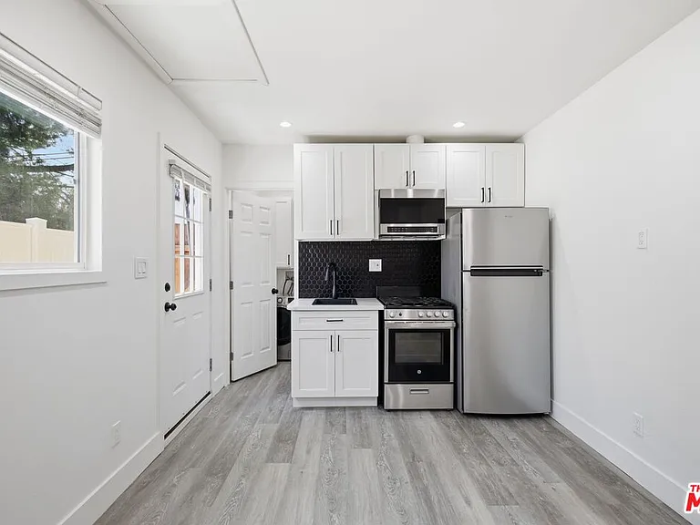 10530 Zelzah Ave — Photo 5