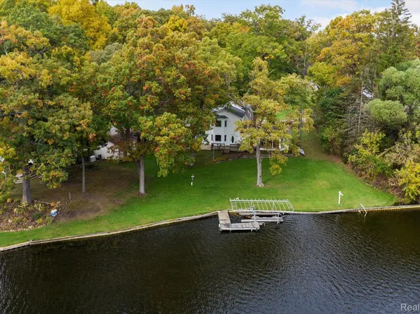 11965 Westshore Dr, Pinckney, MI 48169