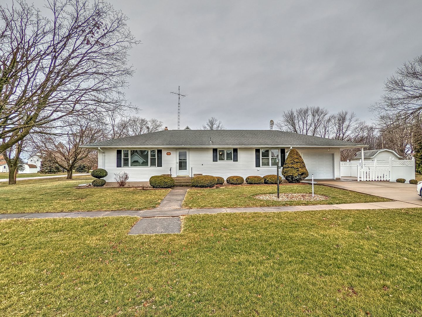 400 South St, Crescent City, IL 60928 Zillow