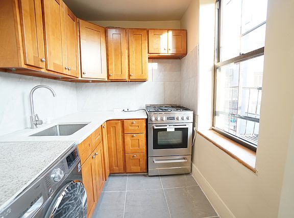 4th image of 156 W 9th St #3L