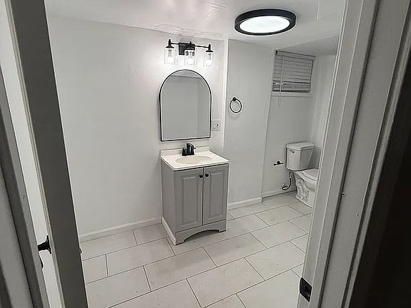 5th image of 109 NW Walnut St