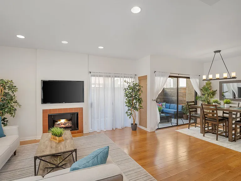 1655 Greenfield Ave #14 — Photo 3