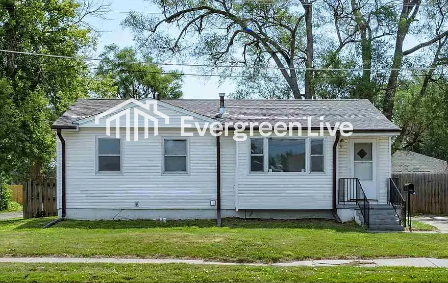 3 bed, 1.0 bath, 875 sqft, $1,395 — Photo 2