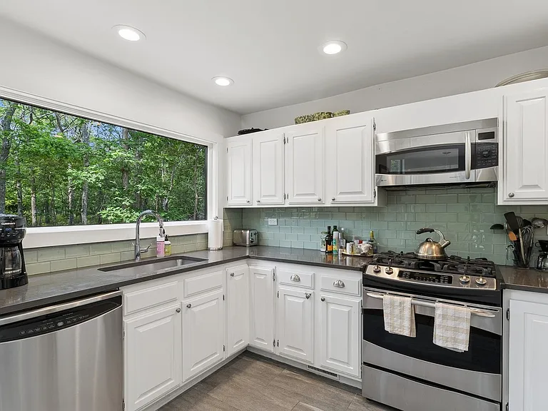 31 Montauk Ave — Photo 14