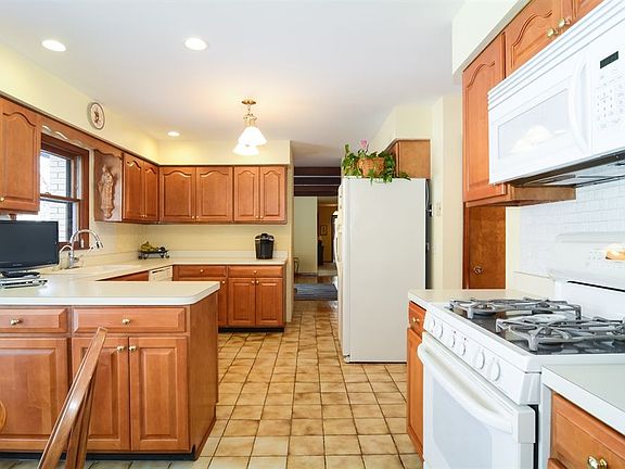 4th image of 22W612 Elmwood Dr