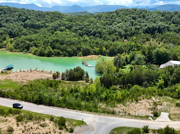 2 Emerald Pointe Blvd, Dandridge, TN 37725