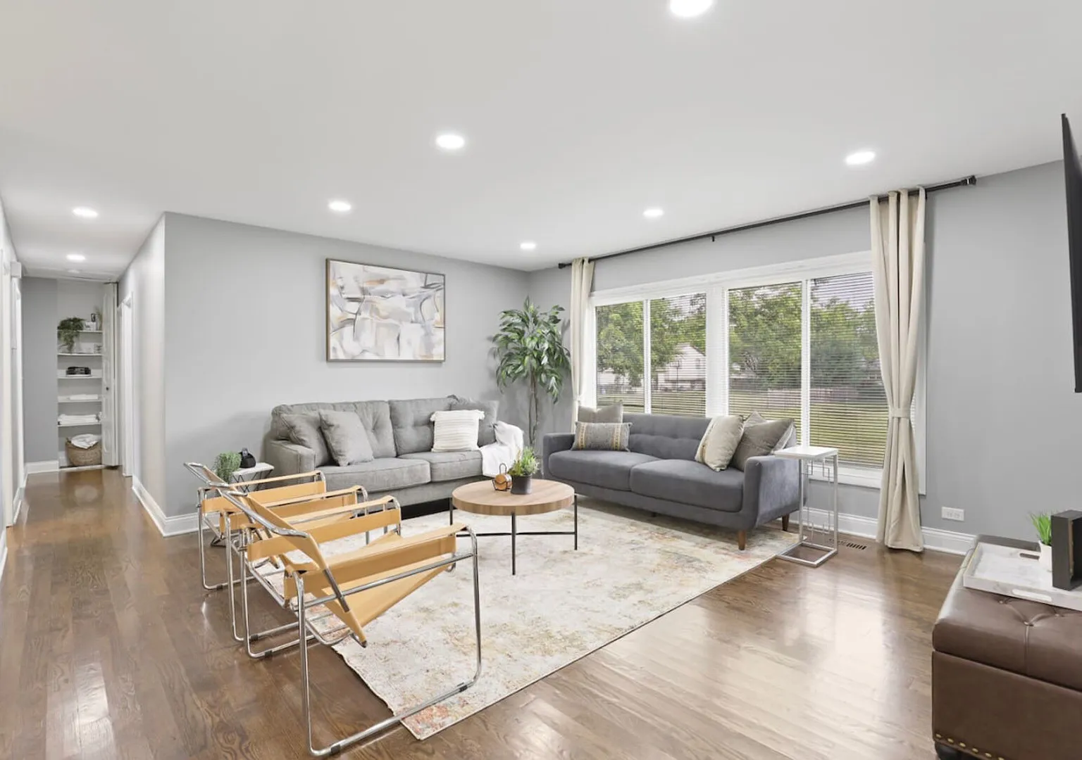 Modern Oasis King|Close to Hwy| Shopping 25 min Chicago — Photo 4
