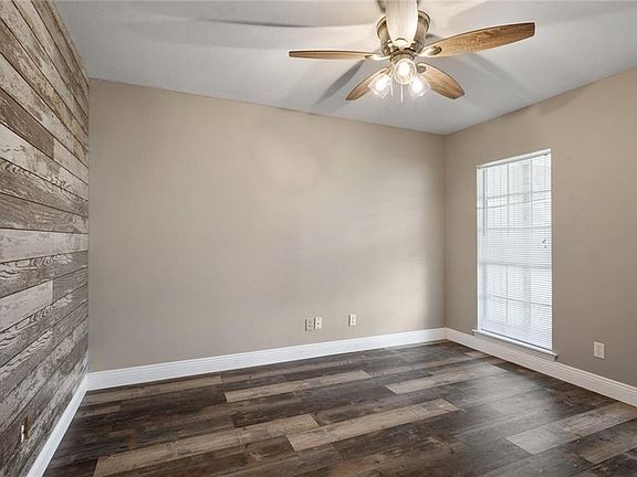 4th image of 156 Honeywood Dr