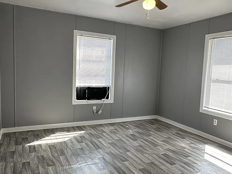 1907 Avenue C #4 — Photo 8