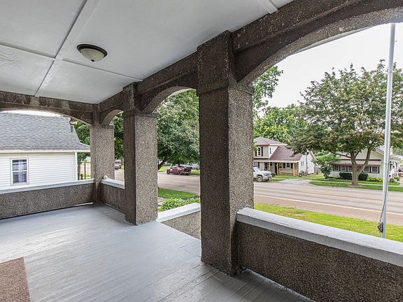 2nd image of 209 W Dakota St