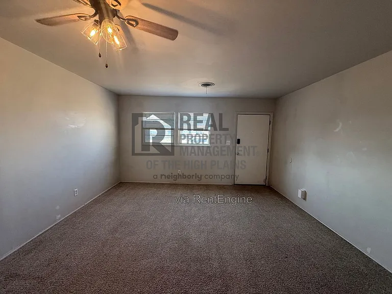 301 Teakwood St — Photo 3