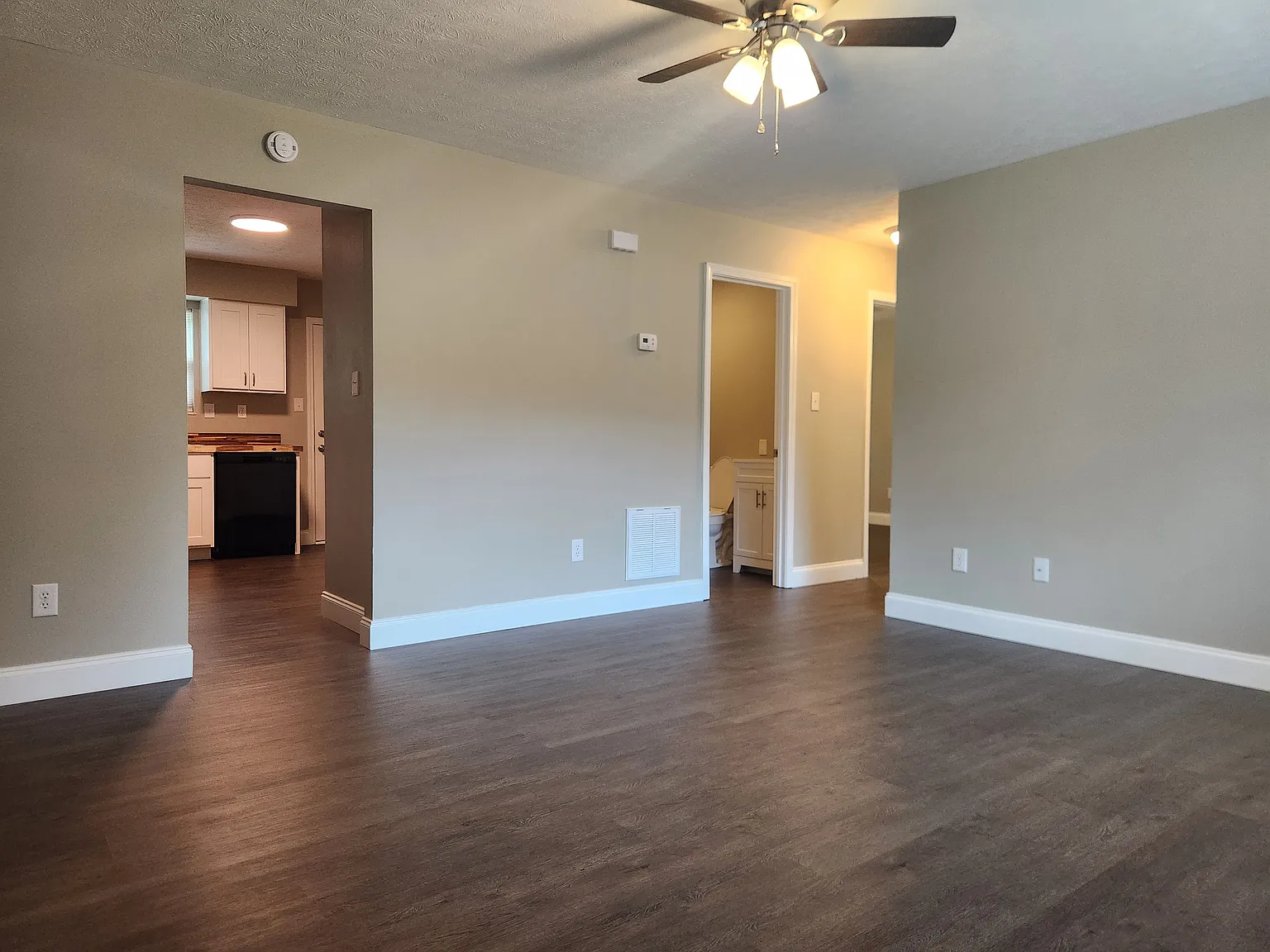 2 bed, 900 sqft, $1,300 — Photo 3