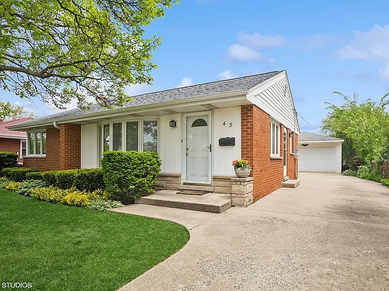 43 N Mount Prospect Rd — Photo 2