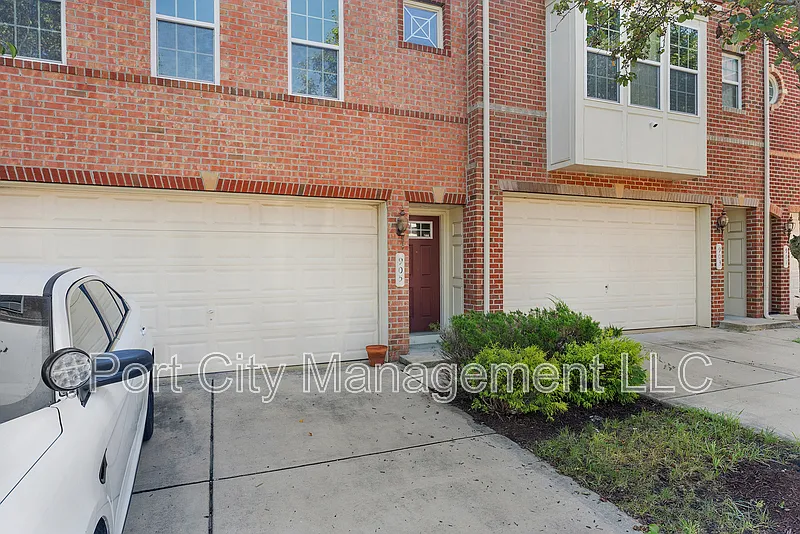 3 bed, 2.5 bath, 1672 sqft, $3,200 — Photo 3