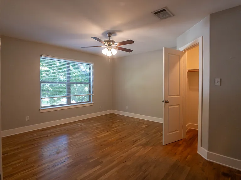 3207 Hampton Rd — Photo 2