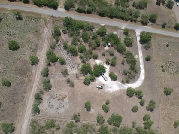 8153 Sims Dr, Skidmore, TX 78389