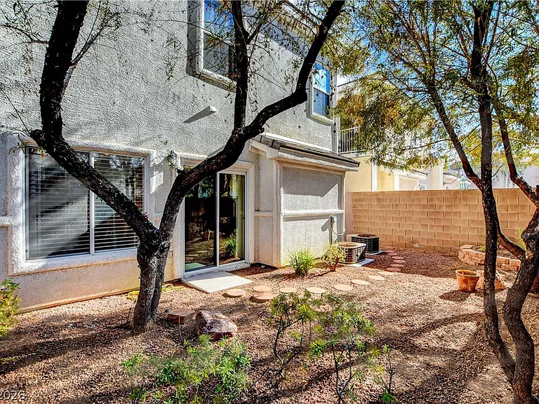 251 Queens Ct — Photo 38