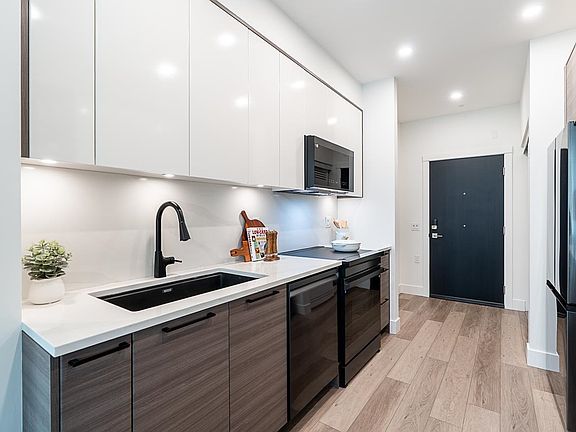 2nd image of 422 Lakewood Dr #202