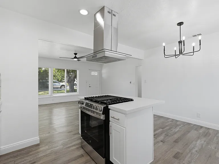 584 N 8th Ave — Photo 19