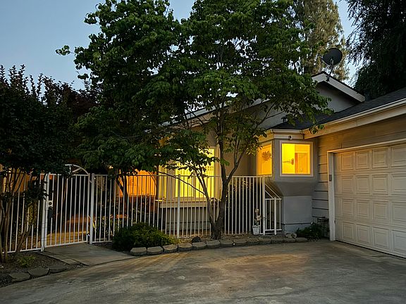 3rd image of 1515 E Castlecrest Avenue