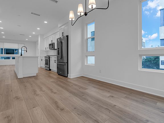 3rd image of 2907 W Exposition Pl Unit 5