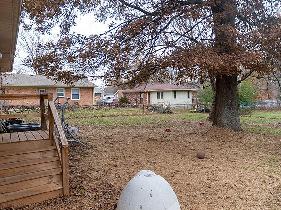 3rd image of 122 Redbud Dr