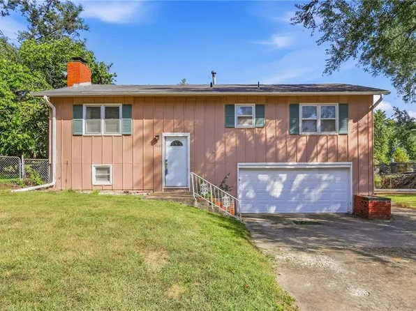 4831 Reeder St, Shawnee, KS 66203